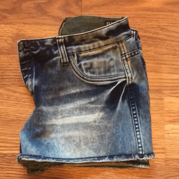 Flip Side Camo/Bleach Washed Reservable Stretch Low Rise Short - Picture 5 of 6